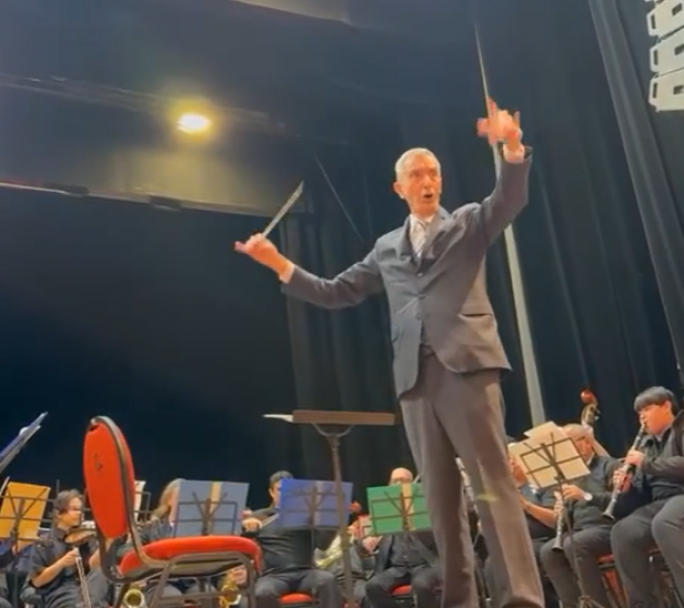 En el festival de bandas en Rosario , Nelson Castro debuto como director de orquesta